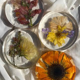 Resin floral coaster featuring real preserved flowers, handcrafted by Happihome for elegant home décor and gift sets.