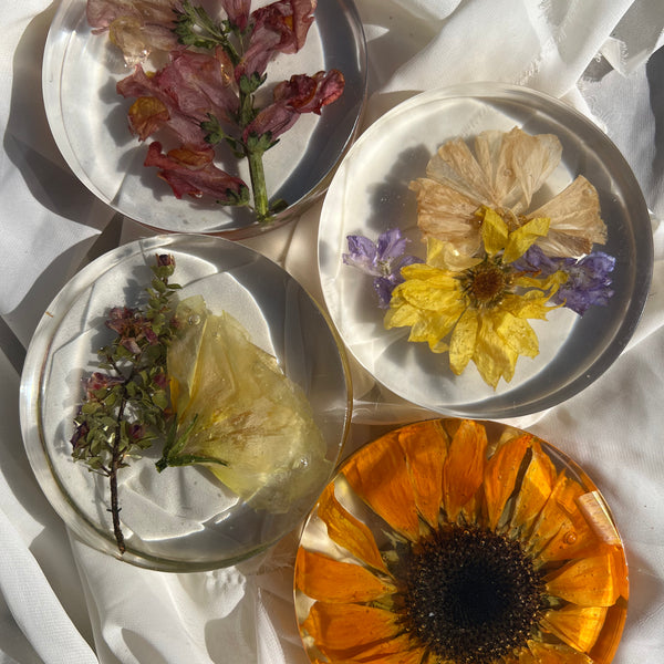 Resin floral coaster featuring real preserved flowers, handcrafted by Happihome for elegant home décor and gift sets.