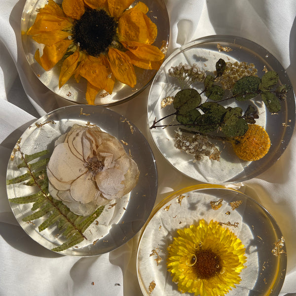Resin floral coaster featuring real preserved flowers, handcrafted by Happihome for elegant home décor and gift sets.