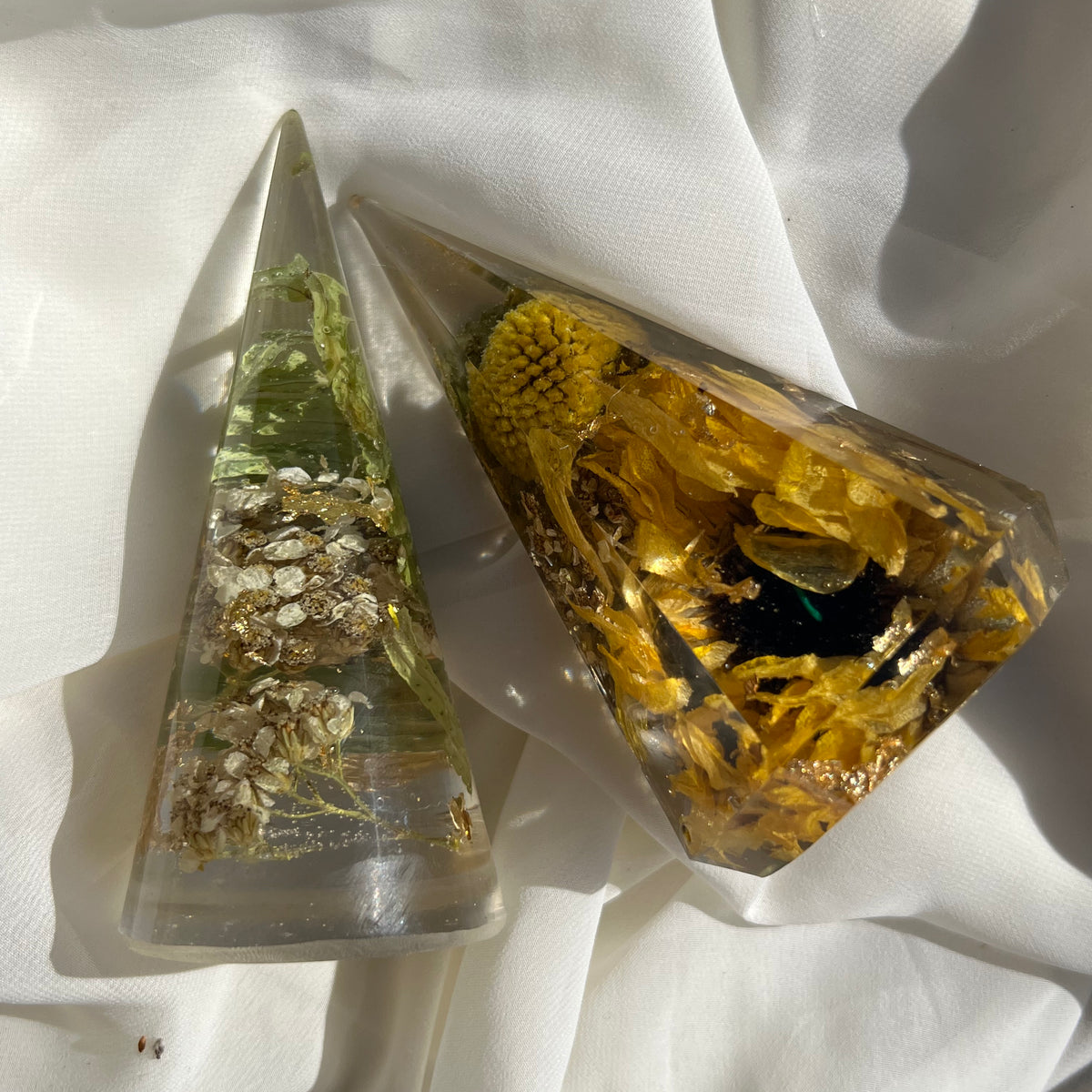 Resin ring cone with preserved flowers, handcrafted by Happihome as a charming floral jewelry holder.