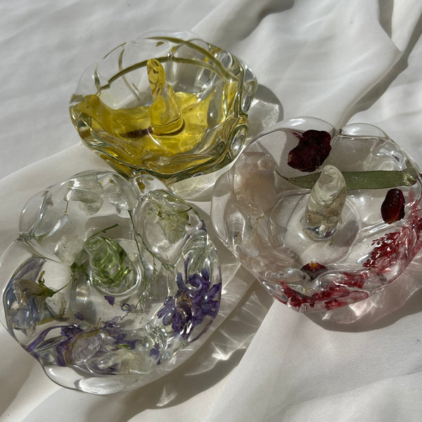 Scalloped resin ring dish with preserved flowers, handcrafted by Happihome for elegant jewelry display and floral décor.