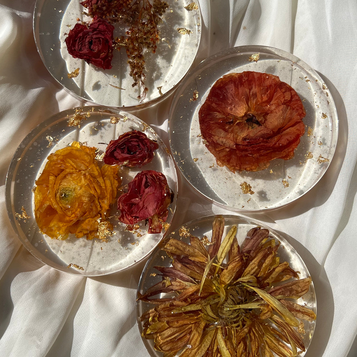 Resin floral coaster featuring real preserved flowers, handcrafted by Happihome for elegant home décor and gift sets.