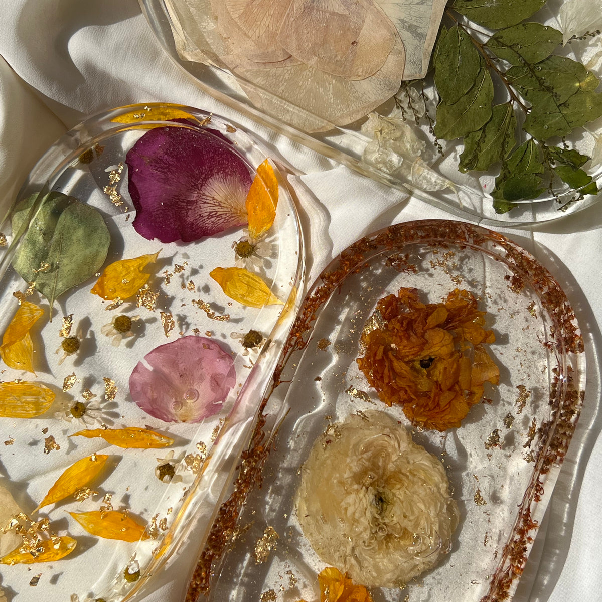 Resin trinket tray featuring real preserved flowers, handcrafted by Happihome for stylish keepsake and décor use.
