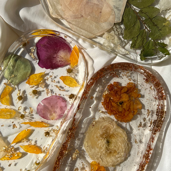 Resin trinket tray featuring real preserved flowers, handcrafted by Happihome for stylish keepsake and décor use.