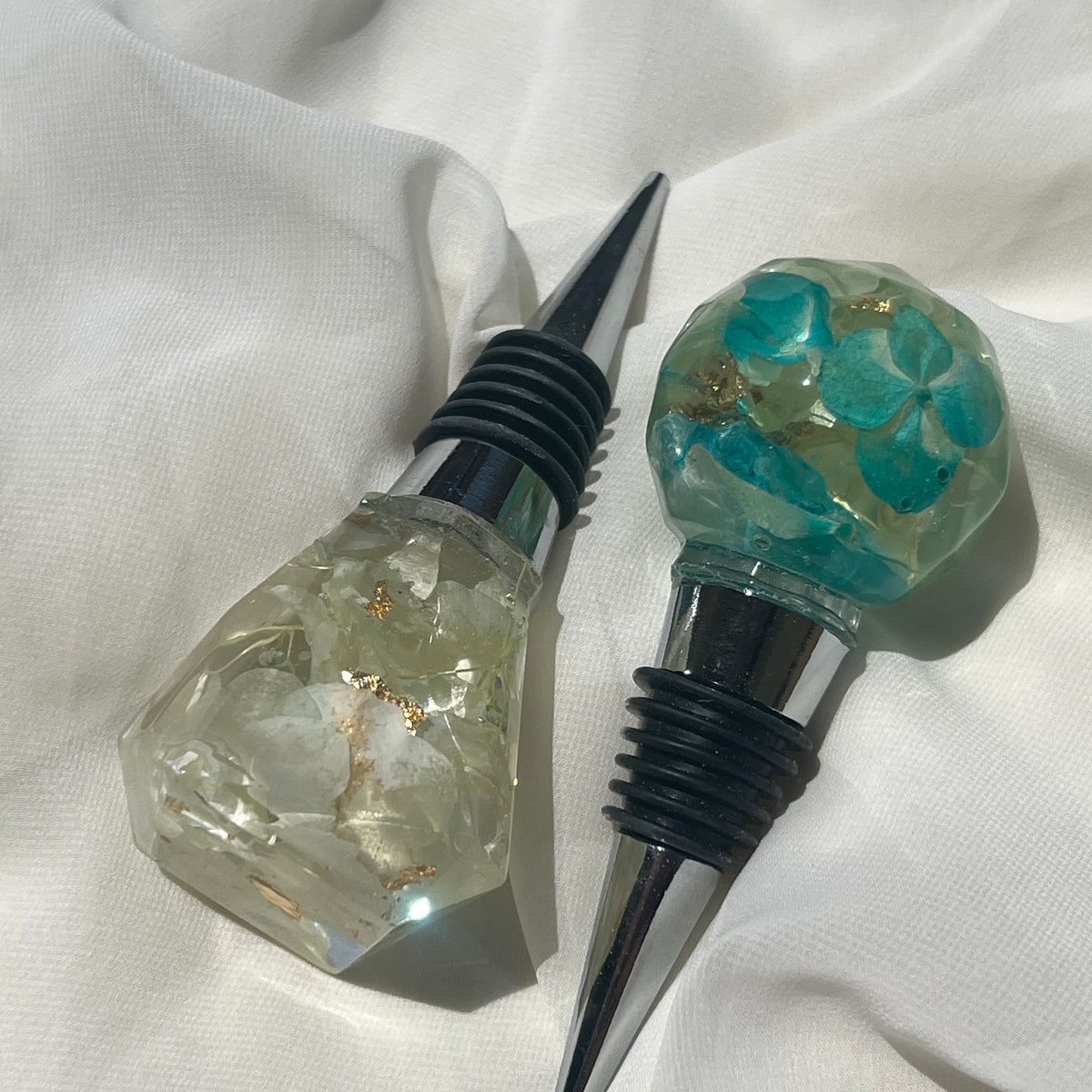 Resin wine stopper featuring preserved flowers, handcrafted by Happihome for an elegant floral touch to your barware.
