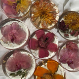 Resin floral coaster featuring real preserved flowers, handcrafted by Happihome for elegant home décor and gift sets.