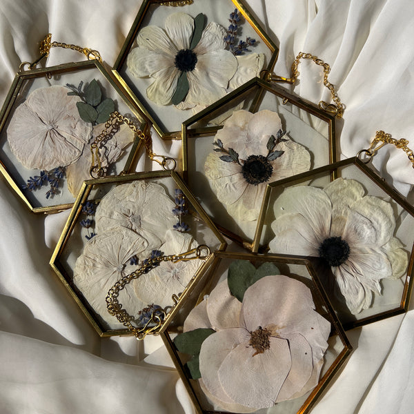 Set of six brass hanging ornaments featuring preserved flowers in resin, handcrafted by Happihome for timeless floral wall décor.