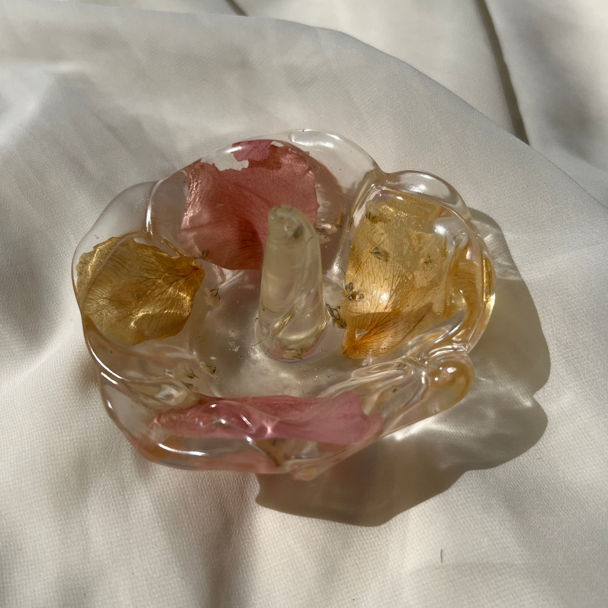 Scalloped resin ring dish with preserved flowers, handcrafted by Happihome for elegant jewelry display and floral décor.