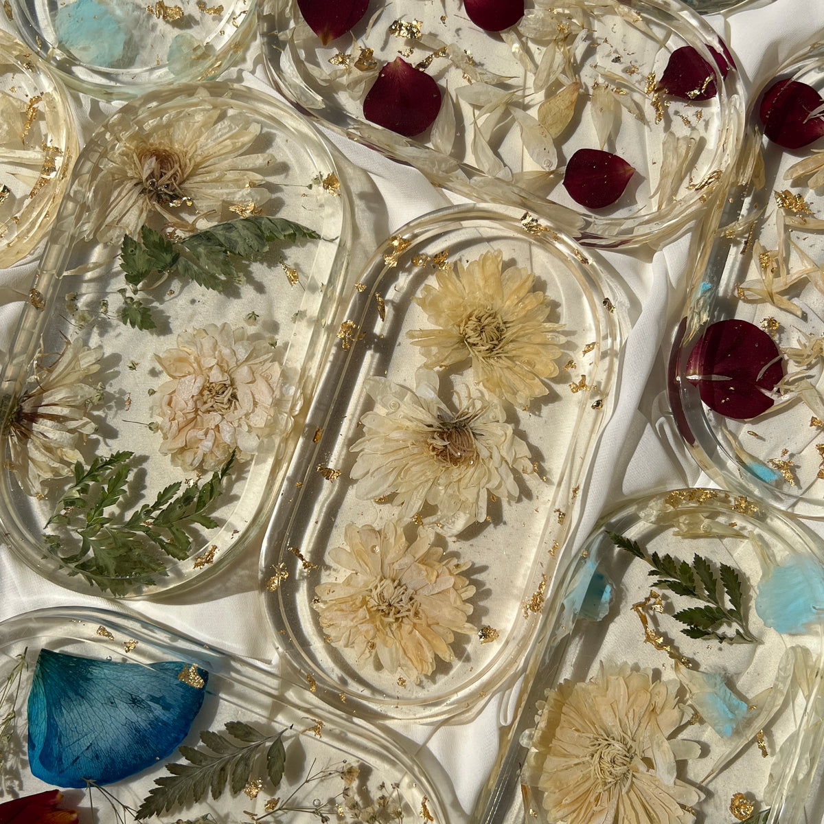 Resin trinket tray featuring real preserved flowers, handcrafted by Happihome for stylish keepsake and décor use.