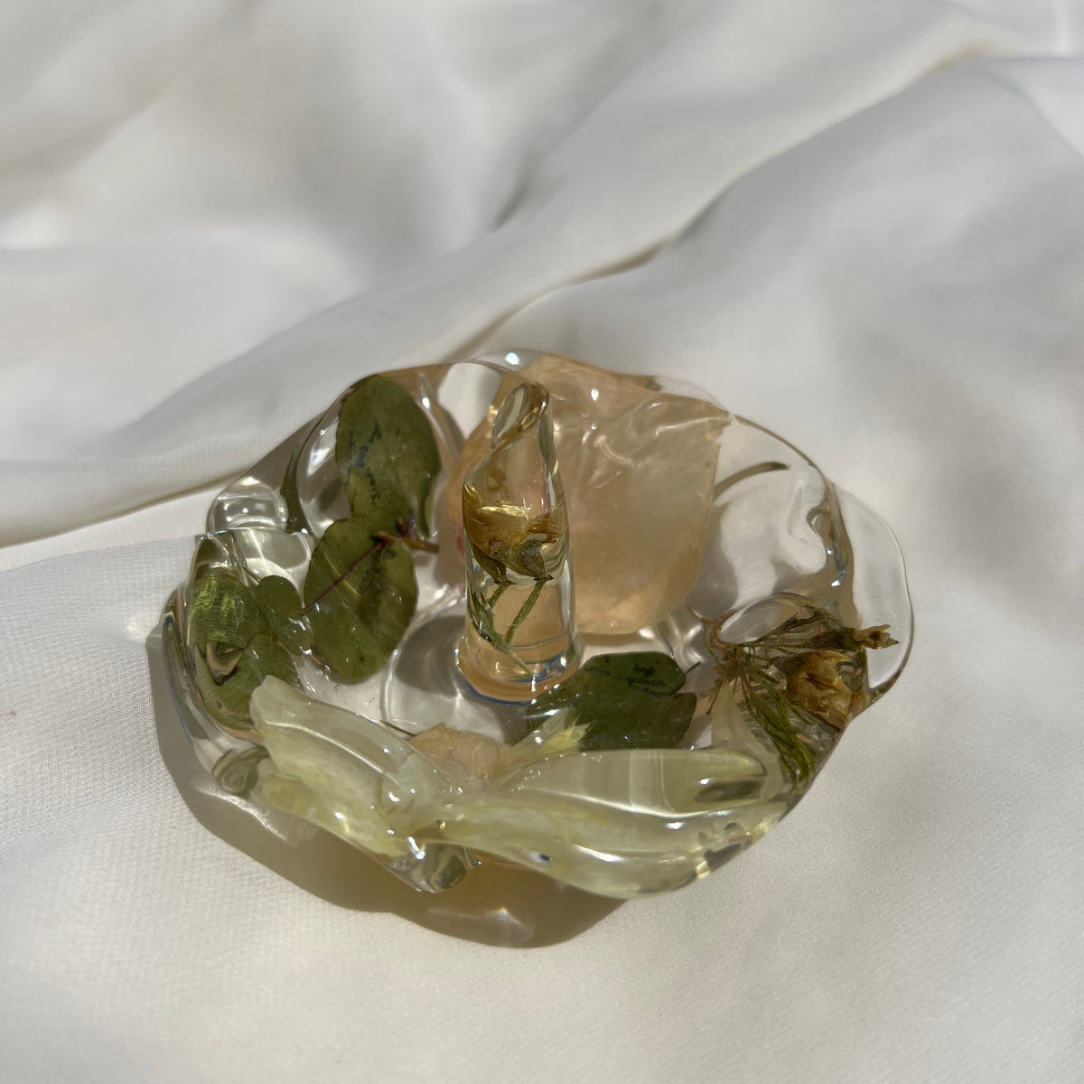 Scalloped resin ring dish with preserved flowers, handcrafted by Happihome for elegant jewelry display and floral décor.
