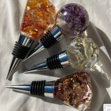 Resin wine stopper featuring preserved flowers, handcrafted by Happihome for an elegant floral touch to your barware.
