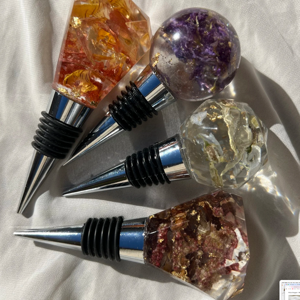 Resin wine stopper featuring preserved flowers, handcrafted by Happihome for an elegant floral touch to your barware.