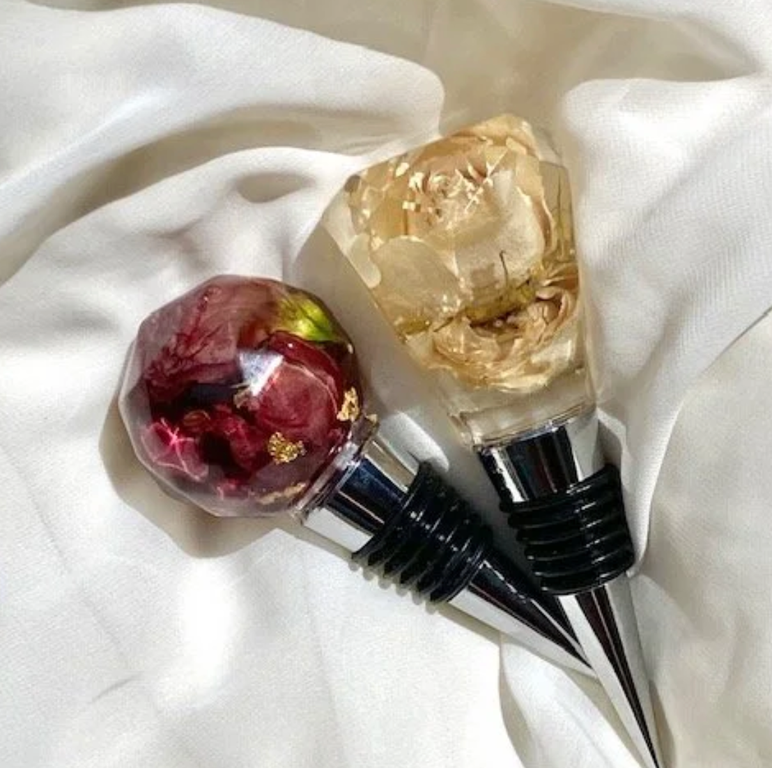 Resin wine stopper featuring preserved flowers, handcrafted by Happihome for an elegant floral touch to your barware.