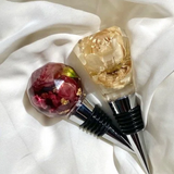 Resin wine stopper featuring preserved flowers, handcrafted by Happihome for an elegant floral touch to your barware.