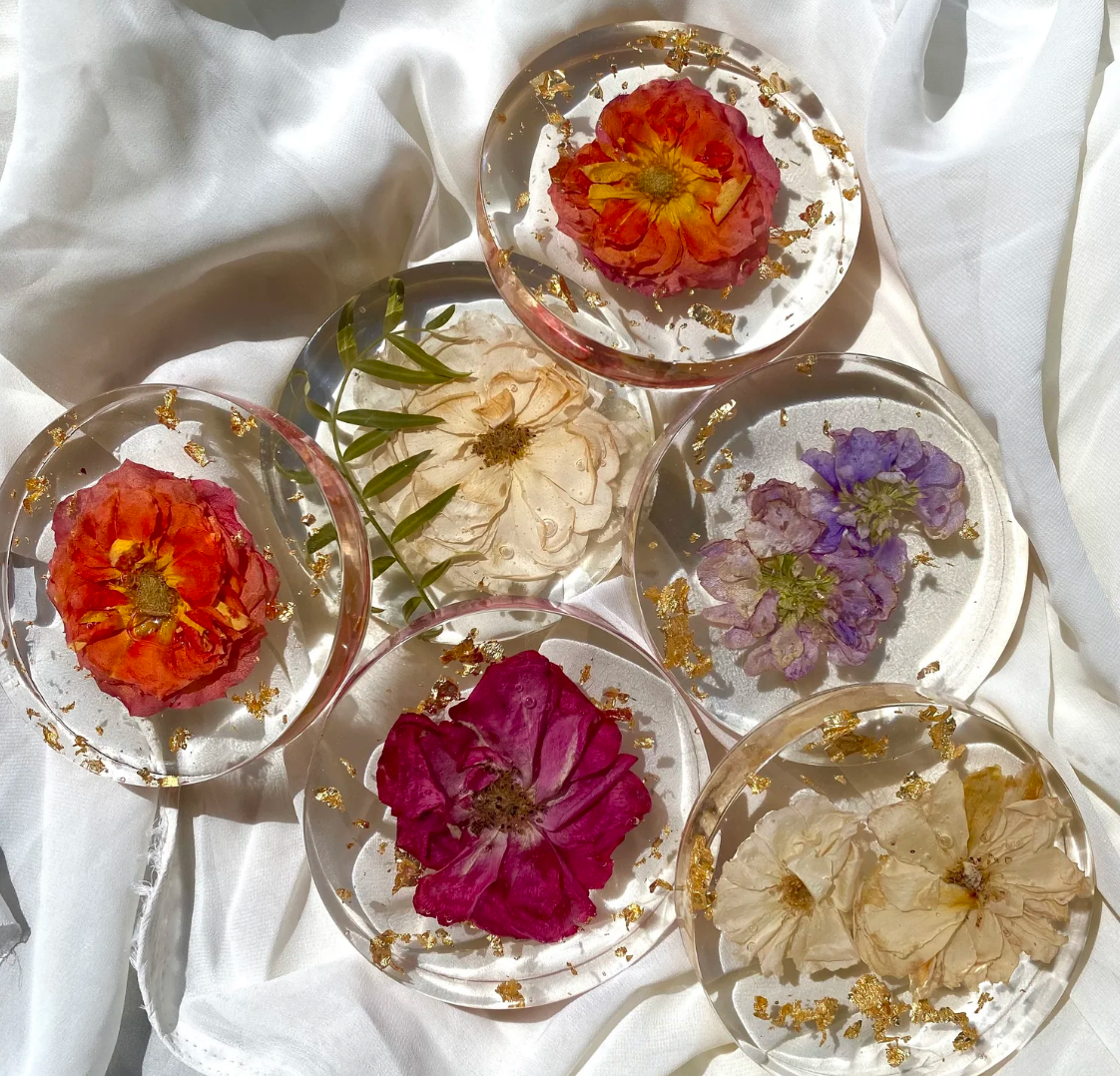 Resin floral coaster featuring real preserved flowers, handcrafted by Happihome for elegant home décor and gift sets.