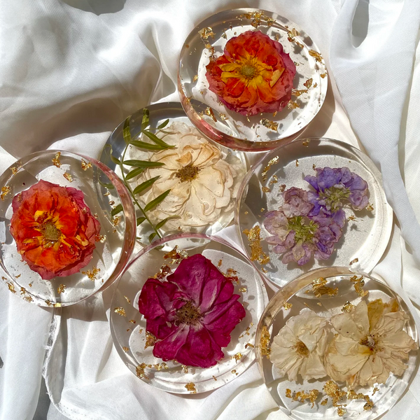 Resin floral coaster featuring real preserved flowers, handcrafted by Happihome for elegant home décor and gift sets.