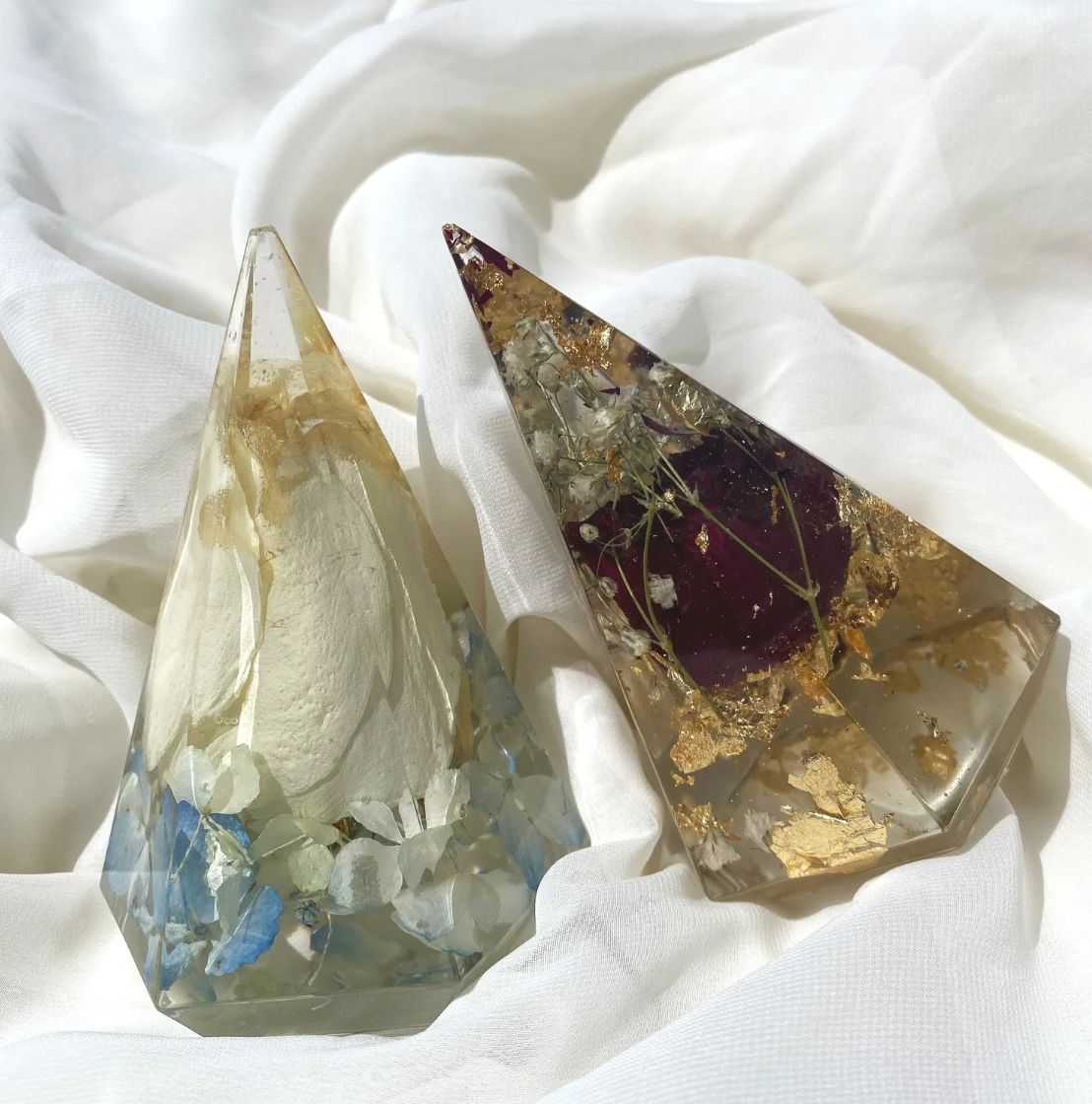 Resin ring cone with preserved flowers, handcrafted by Happihome as a charming floral jewelry holder.