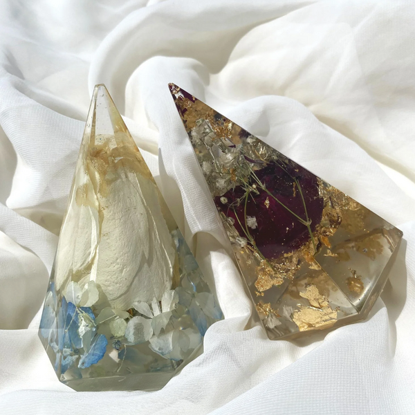 Resin ring cone with preserved flowers, handcrafted by Happihome as a charming floral jewelry holder.